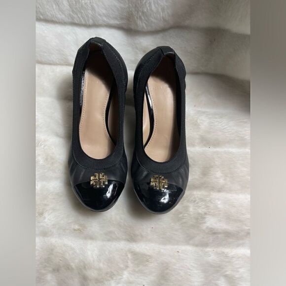 Tory Burch Caroline leather black wedge slipon shoes gold tone logo acce… - Picture 1 of 10